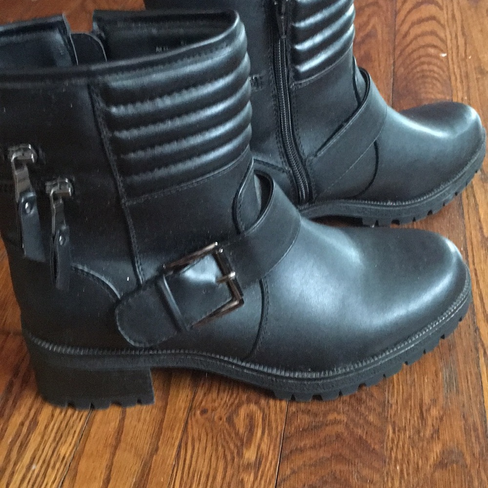 all Combat boots they have zippers to the side